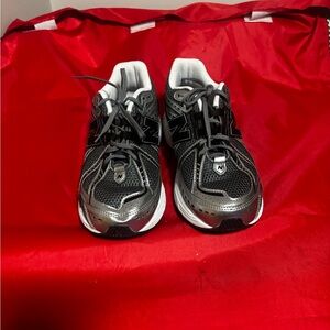 New Balance Black and Silver Running Shoes